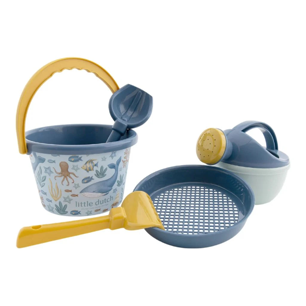 Spielen im Sand wird mit diesem 5-teiligen blauen Strandset Ocean World von Little Dutch noch lustiger !