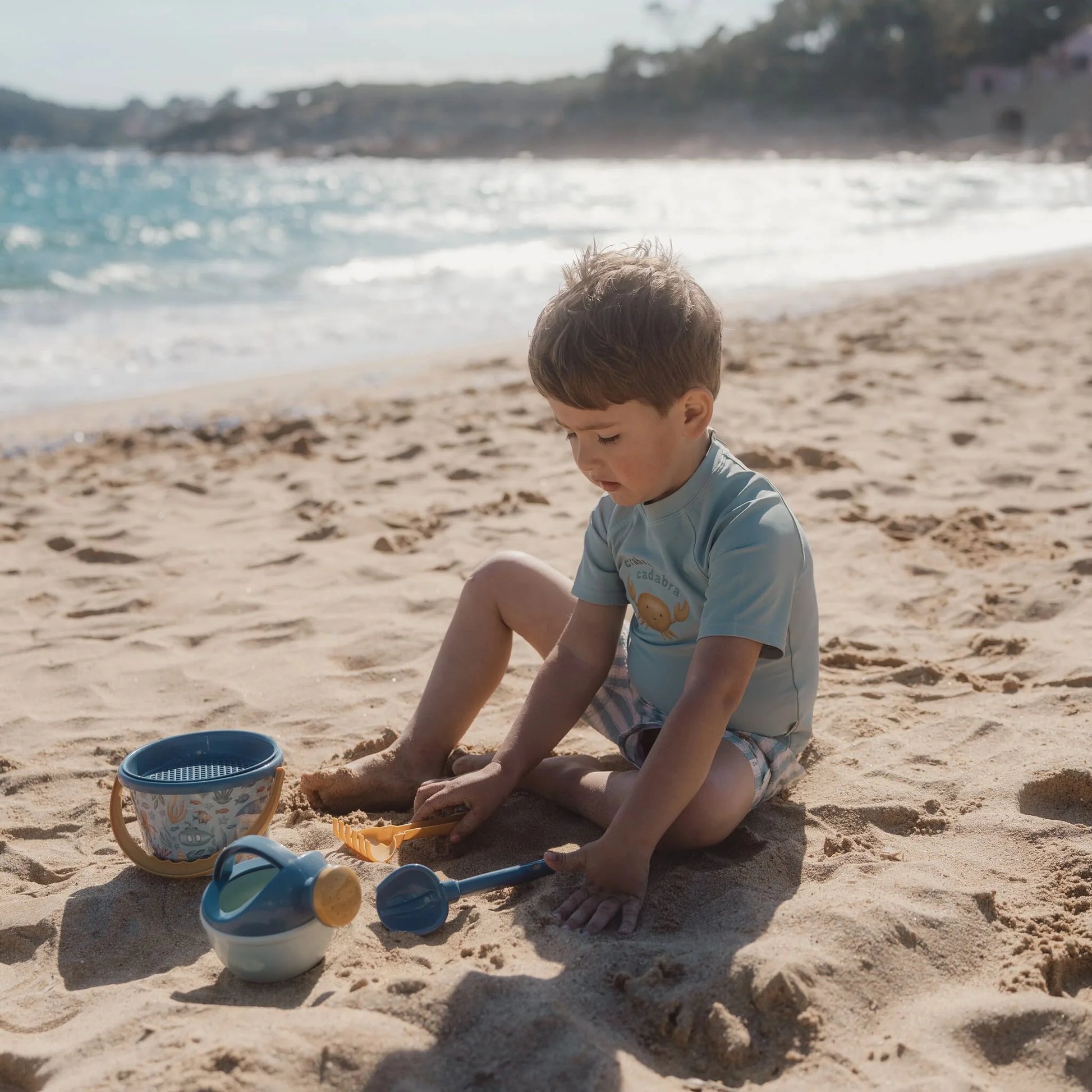 Spielen im Sand wird mit diesem 5-teiligen blauen Strandset Ocean World noch lustiger. Little Dutch
