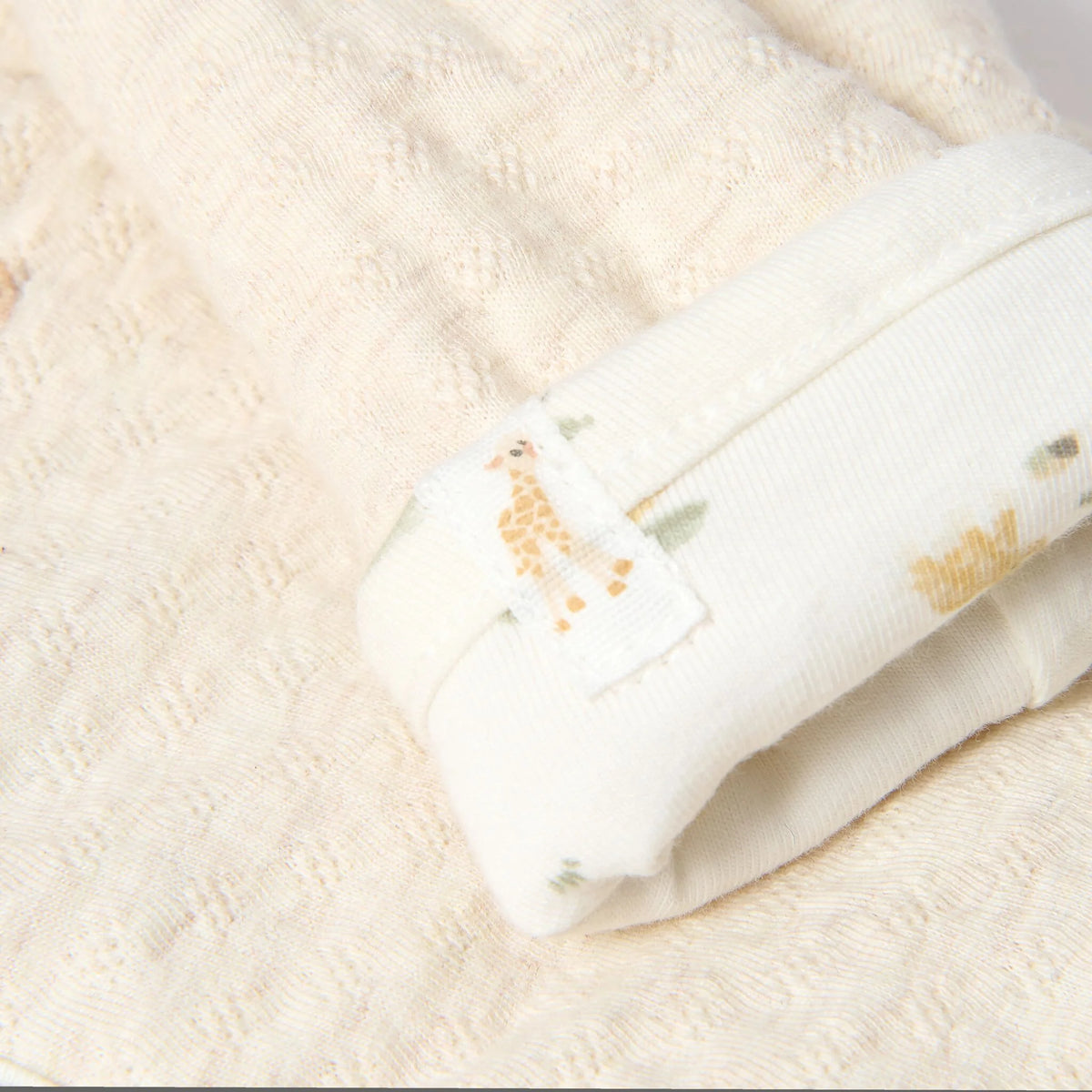 Details Umschlag am Ärmel der Wendejacke von  Little Dutch - Beige Aussenseite