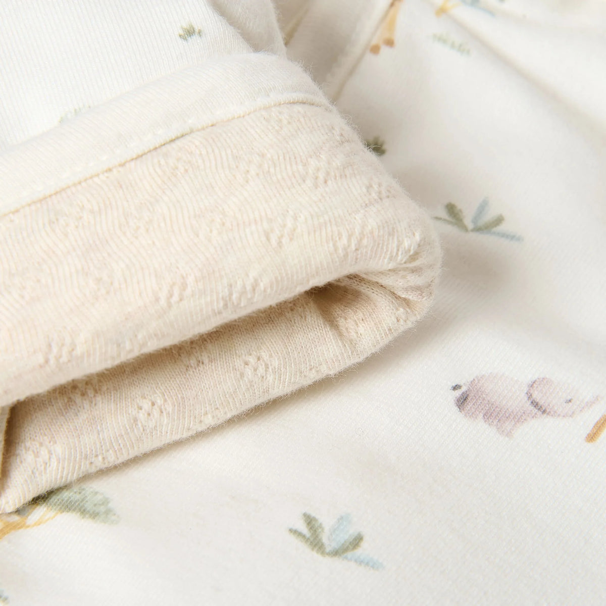 Little Dutch Wendejack für Babys Details Umschlag am Ärmel der Wendejacke von  Little Dutch - Beige Safari Friends Print