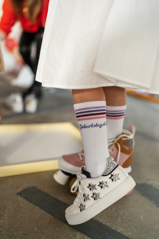 Loones Geburtstagskind Socken Kids in lilac Studio Aufnahme