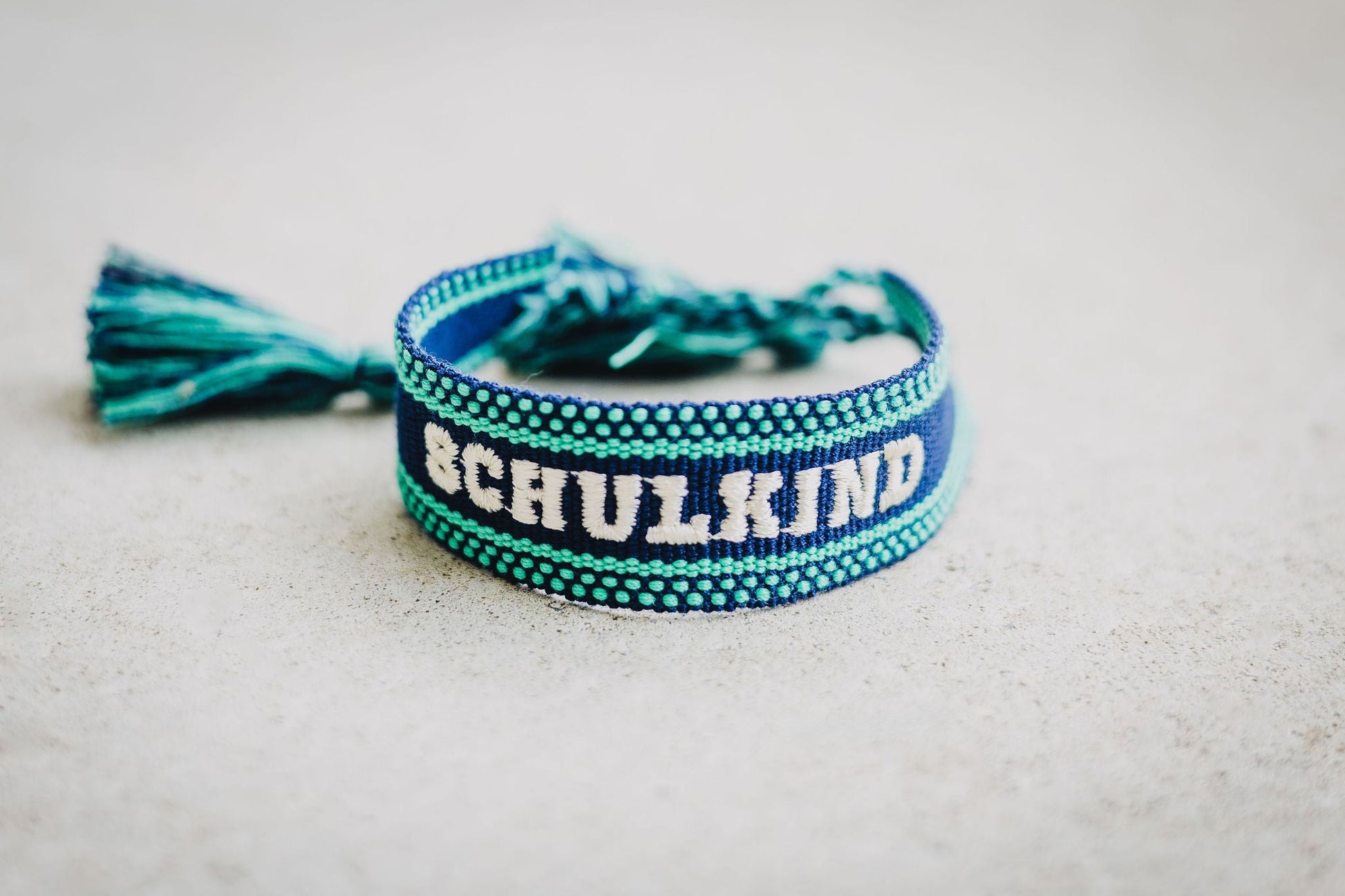 Loones gewebtes Armband SCHULKIND | royal-blue Studio Aufnahme