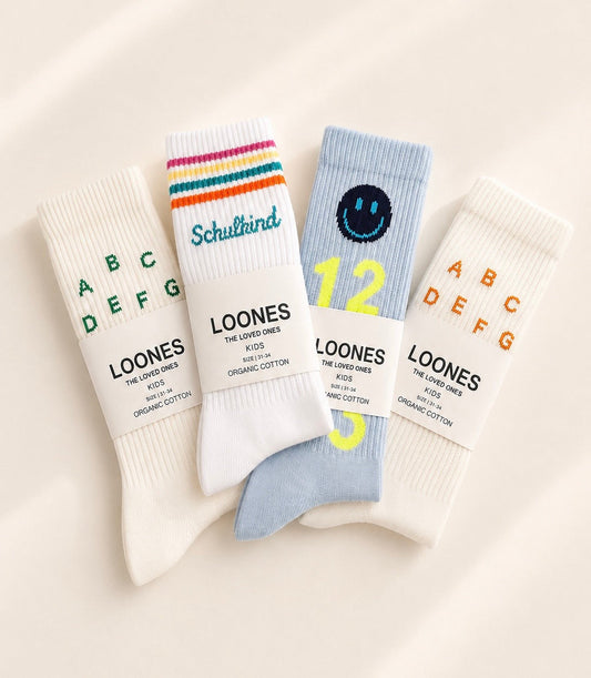 Loones Schulkind 4er Set petrol — alle vier Paar Socken in Studio Aufnahme