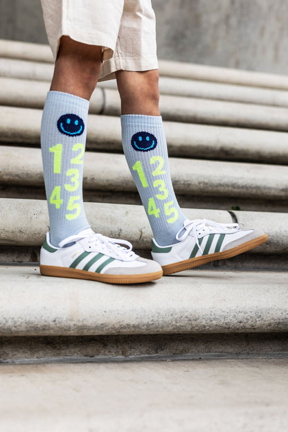 Loones 1·2·3 Socken powder blue mit neon Akzenten Detailansicht