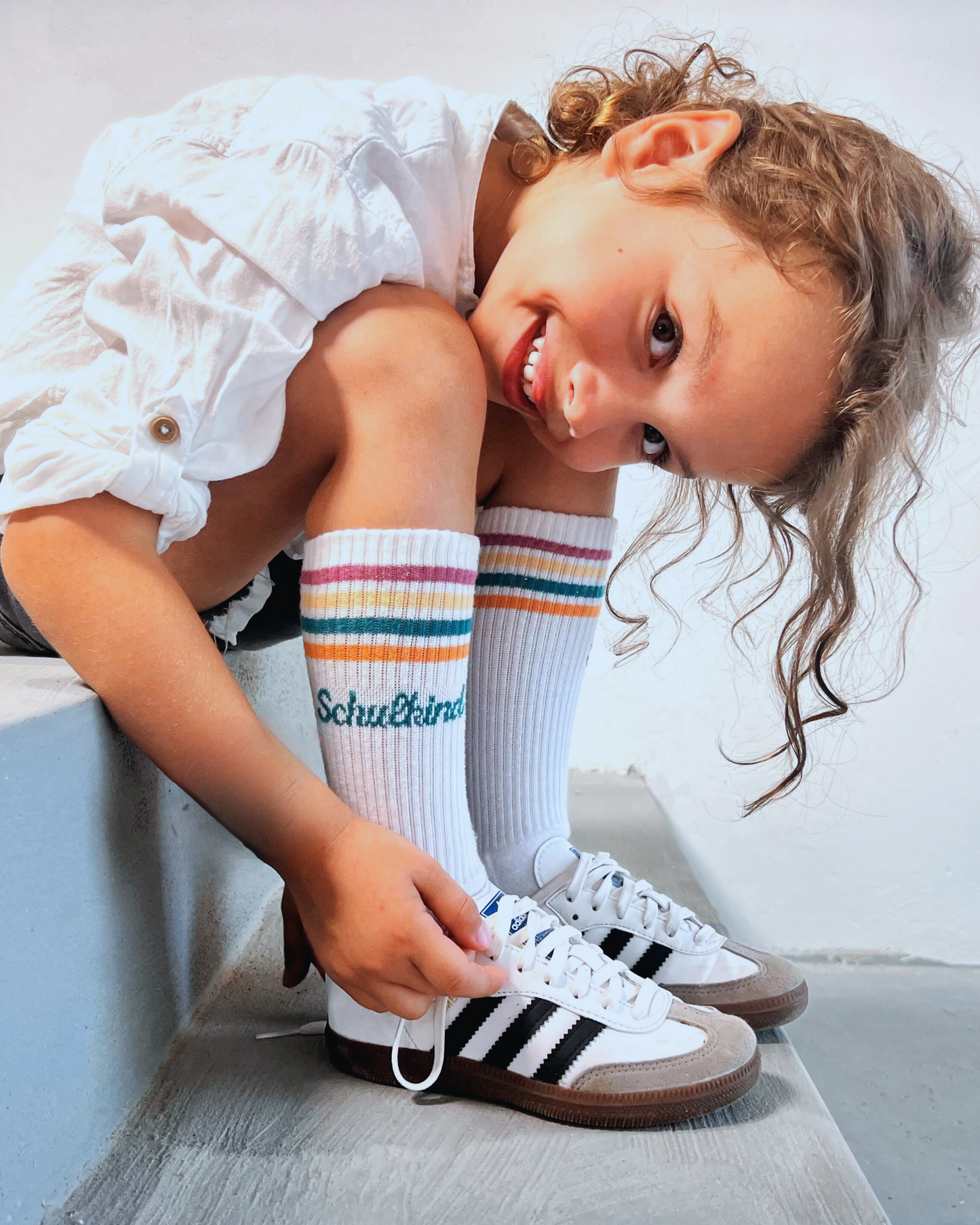 Loones Schulkind Socken petrol fuer Jungen zur Einschulung Studio Aufnahme