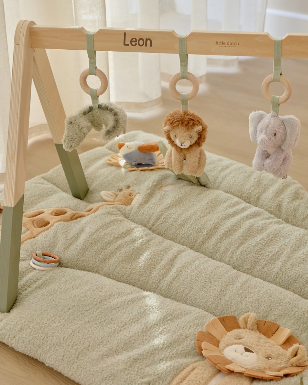 Little Dutch Babyspielbogen Personalisierung Schriftbild Detail Nahaufnahme