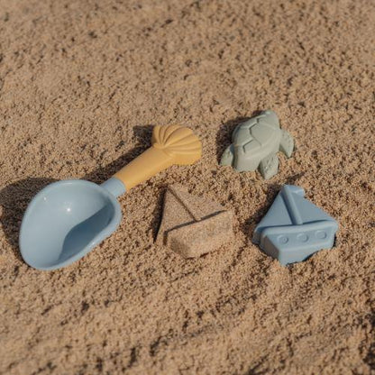 Strandset blau Schaufel und Sandförmchen Little Dutch – Anwendung