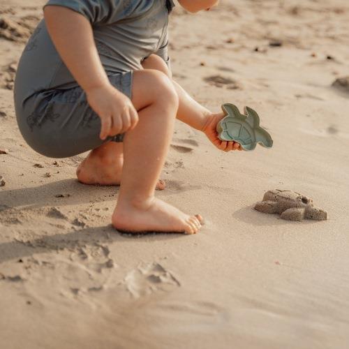 Strandset blau Schaufel und Sandförmchen Little Dutch – Detailansicht
