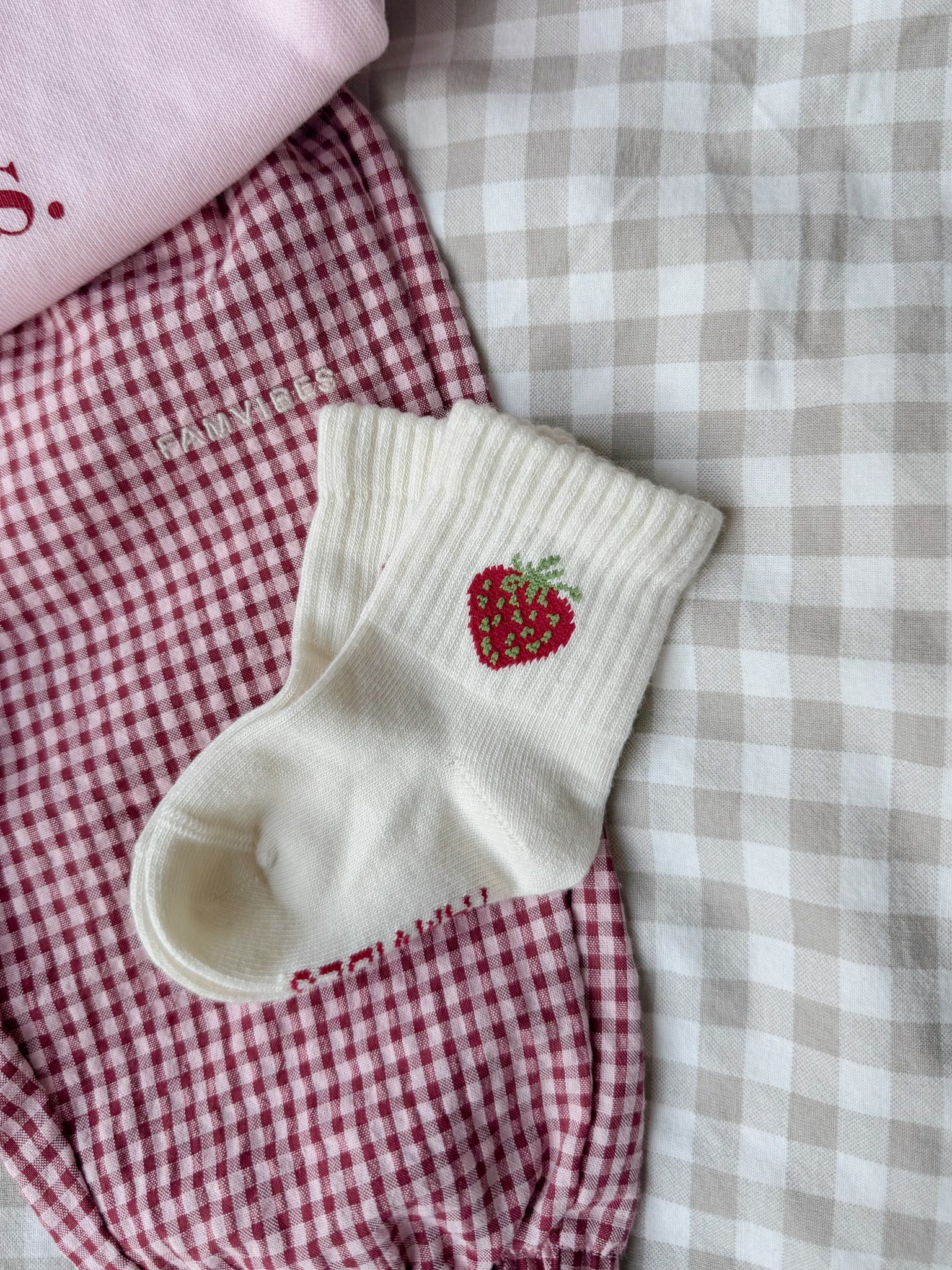 Famvibes Strawberry Socken milk