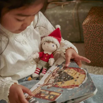Little Dutch Weihnachtsbuch mit Kuschelpuppe Jim Material Nahaufnahme